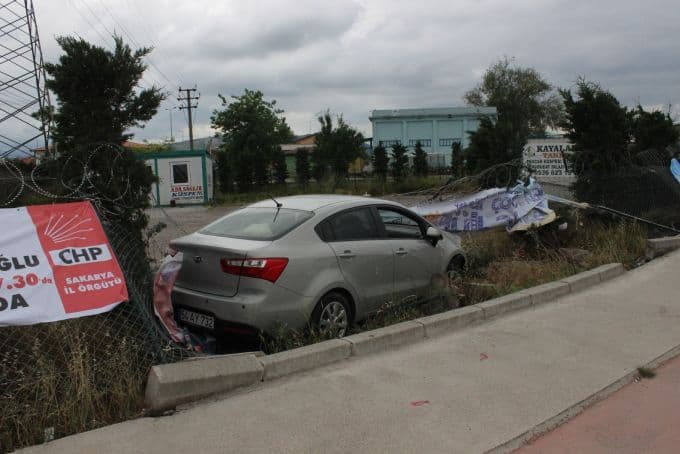 Alkollü sürücünün kullandığı otomobil fabrika bahçesine uçtu