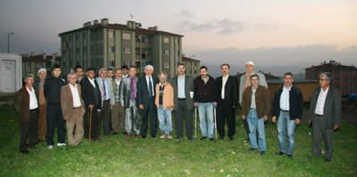 <font size="2"><font face="Arial"><strong>Yenikent'in Rengi Değişecek</strong><br /><br />Yeni yerleşim alanının geleceğinin &ccedil;ok parlak olduğunu ifade eden Duran, Valilik binasının b&ouml;lgeye taşınmasının b&ouml;lgenin gelişiminde lokomotif g&uuml;&ccedil; oluşturacağını s&ouml;yledi.&nbsp; Duran, <font color="#333399">&quot;Yıl sonuna kadar Valilik bu b&ouml;lgeye taşınacak. Valiliğin ve Resmi dairelerin b&ouml;lgeye gelmesi Yenikent'in rengini değiştirecek. Hizmetler bir bir b&ouml;lgeye alacak. Alışveriş merkezleri, y&uuml;r&uuml;y&uuml;ş yolları ve sosyal alanlar kurulacak&quot; </font>dedi.<br />Yeni yerleşim alanın ulaşım konusunda gelecek planlarının hazır olduğunu ifade eden Duran <font color="#333399">&quot;Bu b&ouml;lgemizdeki duble yolu raylı sisteme g&ouml;re dizayn ettik. &Ouml;n&uuml;m&uuml;zde yıllarda raylı sisteme ge&ccedil;ildiğinde bu b&ouml;lgede her şey hazır olacak&quot; </font>dedi.<br /><br />Korucuk sakinlerinin sıkıntılarını dinleyen Başkan Duran, sorunların en kısa zamanda &ccedil;&ouml;z&uuml;mleneceğini s&ouml;yledi.</font></font>