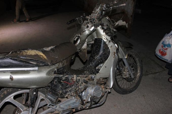 Kontrolden çıkan motosiklet, metrelerce sürüklendi