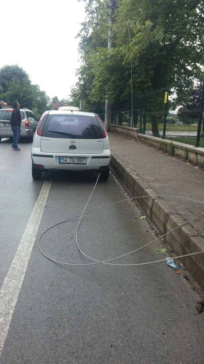 Sınav günü kopan elektrik telleri tehlike yarattı