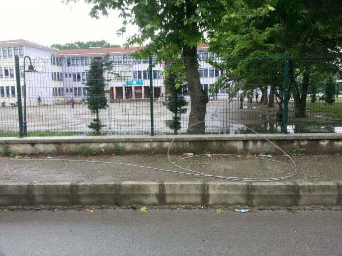 Sınav günü kopan elektrik telleri tehlike yarattı