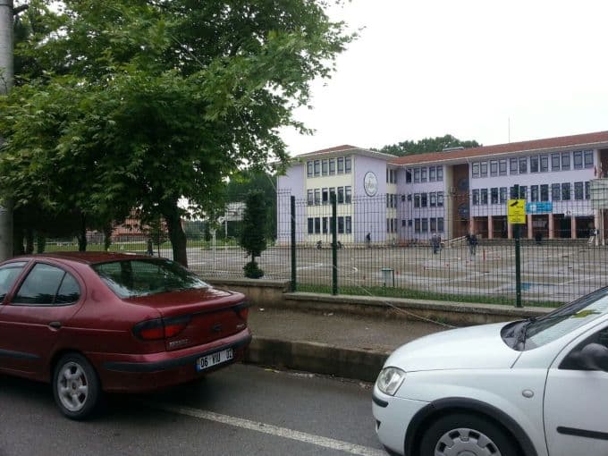 Sınav günü kopan elektrik telleri tehlike yarattı