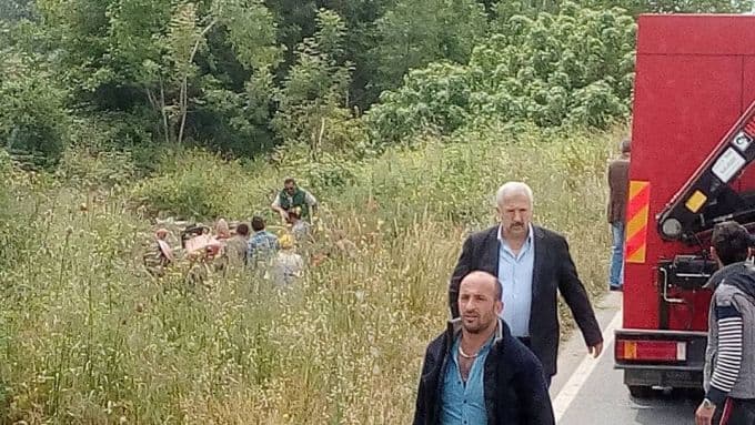 Kontrolden çıkan traktör dereye yuvarlandı