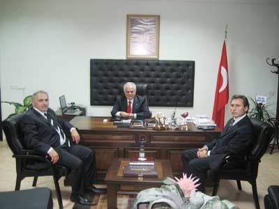 <font size="2"><font face="Arial">Serdivan Kaymakamı Fahri Keser de, Serdivan'a hak ettiği hizmeti vermeyi hedeflediklerini ve &ouml;ncelikli ama&ccedil;ları arasında mevcut sistemde yer alan hizmet refleksinin artırılması olduğunu dile getirdi. <br /><br /><font color="#333399">Arifiye Kaymakamı Birol Kurubal ise, Arifiye'nin il&ccedil;e olması ile birlikte ticari ve sosyal hayatında da g&ouml;zle g&ouml;r&uuml;l&uuml;r bir canlılık yaşanmaya başladığını belirterek, sorunları elbirliğiyle &ccedil;&ouml;zeceklerini ifade etti.</font></font></font>