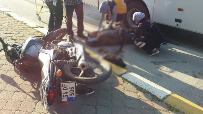 Servis midibüsüyle çarpıştı, kanlar içinde kaldı