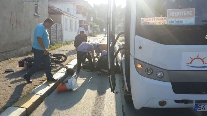 Servis midibüsüyle çarpıştı, kanlar içinde kaldı