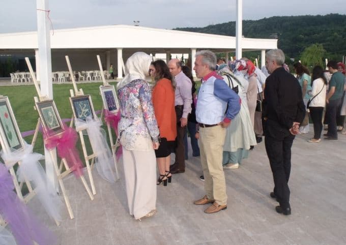 Arifiyeli öğretmenlerden ebru sergisi