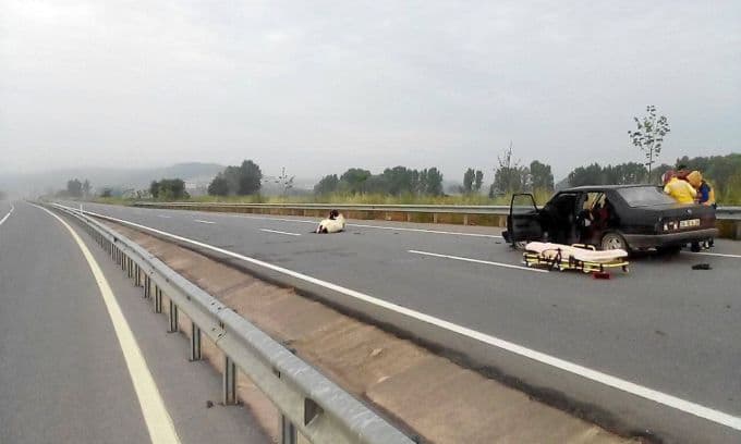 Yola aniden çıkan ineğe çarptı
