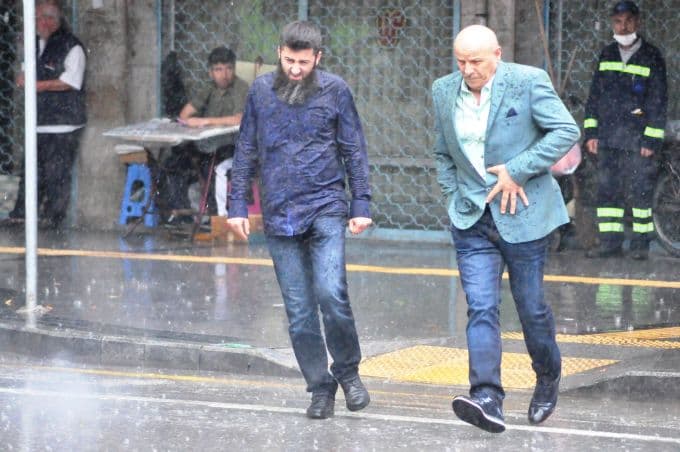 Sağanak yağışa hazırlıksız yakalandılar