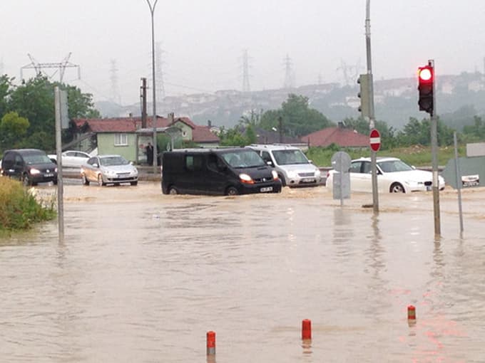 Kuvvetli sağanak yağış, caddeleri göle çevirdi