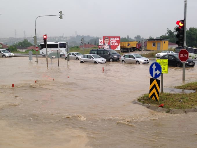 Kuvvetli sağanak yağış, caddeleri göle çevirdi