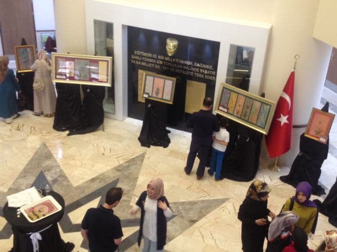 İHL öğrencilerinden muhteşem ebru sergisi