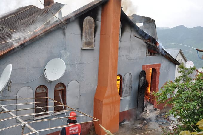 İki katlı ev alevlere teslim oldu 