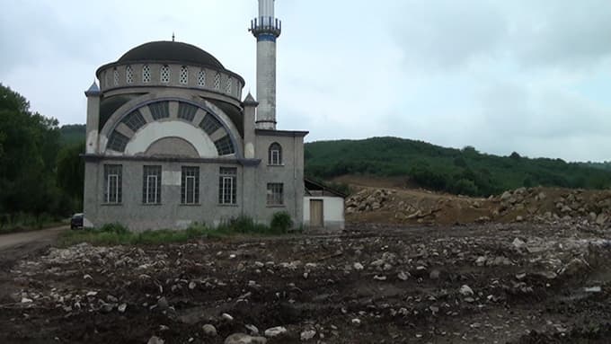 Terk edilen köyde cami avlusuna sandık kurdular