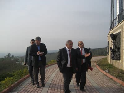 <p><font face="Arial" size="2"><font color="#333399">Yaşlılarımıza Bu Eser Ev Sahipliği Yapacak</font></font></p><p><font face="Arial" size="2">Sakarya Sosyal Hizmetler İl M&uuml;d&uuml;r&uuml; Ali İnan ile birlikte Bakan &Ccedil;ubuk&ccedil;u'nun Hendek programında yer alan cadde ve sokaklarda incelemelerde bulunan Başkan İnci, b&ouml;yle bir eser yaparak Bakanlığa devretmekten gurur duyduklarını belirterek, <font color="#333399">&quot;Hep gelecek nesillere birşeyler bırakmak i&ccedil;in m&uuml;cadele ediyoruz. Bu eserimizi de yaşlılarımıza yaptık. Bir g&uuml;n belki bizlerinde ihtiya&ccedil; duyacağı bu eserimizi yapmaktan mutluyuz. İnsanlar yaptıkları eserlerle anılırlar. Halkımız da bizi bu eserlerle anacak.&nbsp; Bakanlığımıza devredeceğimiz bu eserimiz yaşlılarımıza ev sahipliği yapacak.&quot; </font>dedi.</font></p>