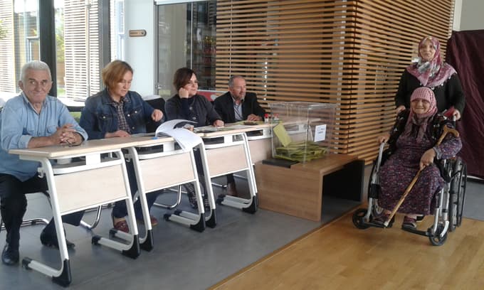 Oy kullanan engelli vatandaşlar memnuniyetlerini ifade etti