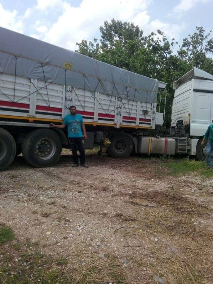 Yanlış yola giren TIR, mahallede mahsur kaldı