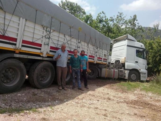 Yanlış yola giren TIR, mahallede mahsur kaldı