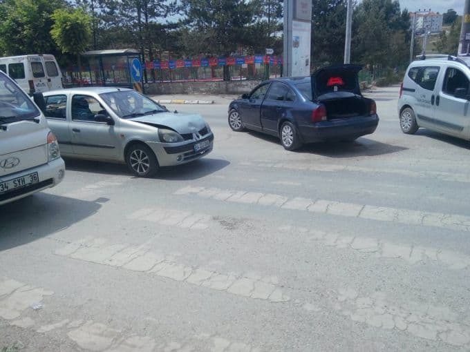 Yaralı oğlunu hastaneye götürürken kaza yaptı