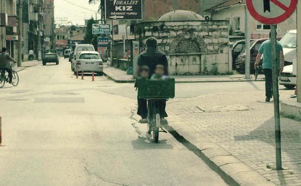 Bisiklet arkasında meyve kasasında yolculuk