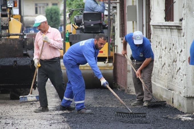 Sokaktaki çukurları yama çalışmasıyla kapattılar