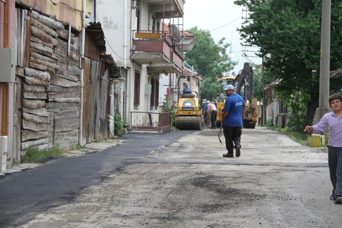 Sokaktaki çukurları yama çalışmasıyla kapattılar