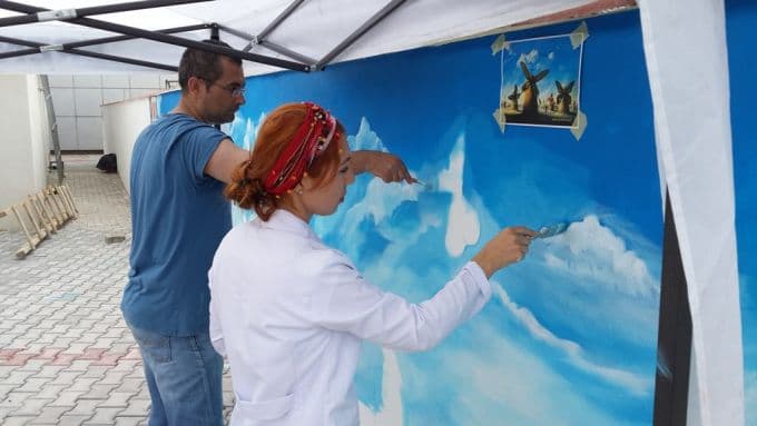 Erenler'de duvarlar yağlı boyalarla süslendi