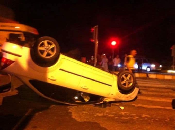 Refüje çarpan otomobil takla attı