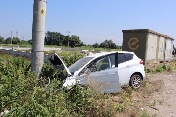 Kontrolünü kaybetti, direğe çarparak durabildi
