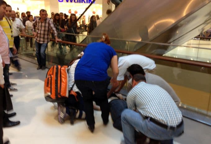 Yeni AVM'de şok intihar!