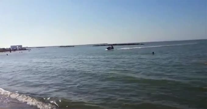 Bazı cankurtaranlara ait jet ski'ler keyfi mi kullanılıyor?