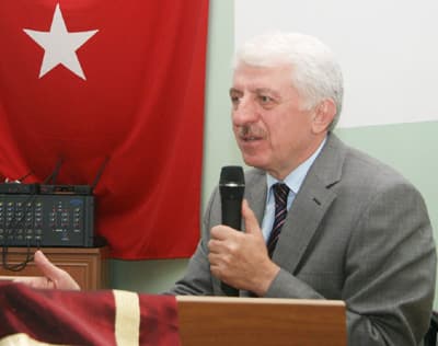 <p><font face="arial,helvetica,sans-serif" size="2"><strong>Sakarya &Uuml;niversitesi&rsquo;nin Ulaşımını Rahatlattık</strong></font></p><p><font face="arial,helvetica,sans-serif" size="2">Başkan Aziz Duran, &ouml;ğrencilerin isteklerini de dinledi. Sorulan bir soru &uuml;zerine, merkez ve &uuml;niversite arasındaki ulaşım sıkıntısını giderdiklerini dile getiren Başkan Duran, <font color="#333399">&ldquo;Kiraladığımız 7 otob&uuml;s&uuml;m&uuml;z hizmete girdi. Kampus ve merkez arasındaki sefer sayılarını 85&rsquo;ten 162&rsquo;ye &ccedil;ıkardık. Bundan sonra ulaşım rahatlayacak&rdquo;</font> dedi. <br /><br />Kız Yurdu ziyaretinde Başkan Duran&rsquo;a eşi Nesrin Duran da eşlik etti.<br /></font></p>