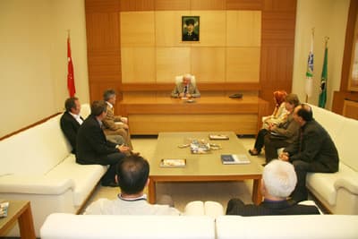 <font face="Arial" size="2">Eğiteme her zaman destek verdiklerini ve desteklerinin s&uuml;receğini belirten Başkan Duran, imkanları değerlendirip Mehmet Akif Ersoy Meslek Lisesi&rsquo;ne de destek vereceklerini belirtti. Başkan Aziz Duran, <font color="#333399">&ldquo;Bug&uuml;ne kadar gerek okulların yapımında ve gerek eksikliklerinin giderilmesinde, okullarımıza hep destek olduk. Bundan sonra da bu desteğimiz s&uuml;recek. Belediye olarak eğitim kurumlarımız her zaman yanındayız&rdquo;</font> diye konuştu.</font>