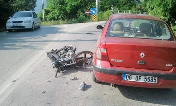 Akyazı'da motisiklet ve otomobil çarpıştı!