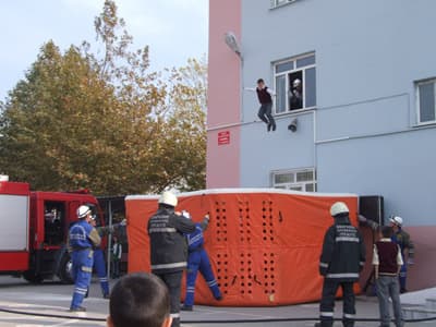 Öğrenciler, Platform Üzerine Atlayarak Kurtuldu