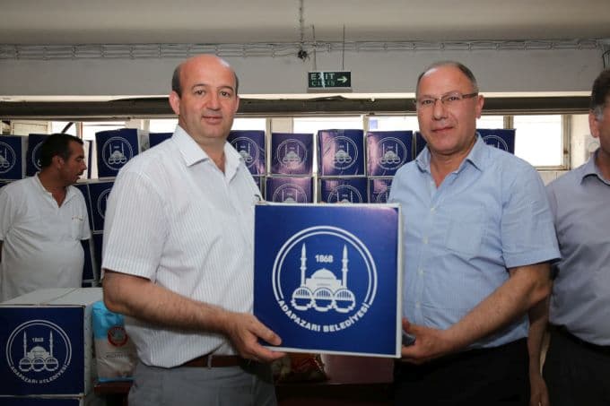 Belediye personeline erzak dağıtıldı