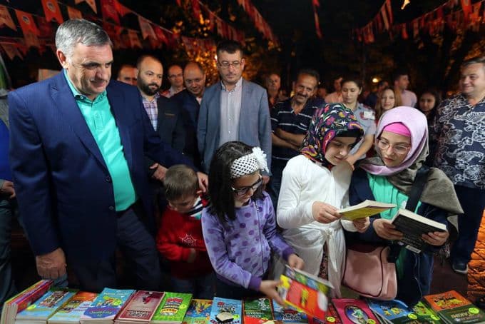 Atatürk Bulvarı'ndaki kitap fuarı törenle açıldı