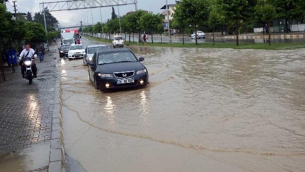 Alt geçit suyla doldu, karayolunda ulaşım durdu