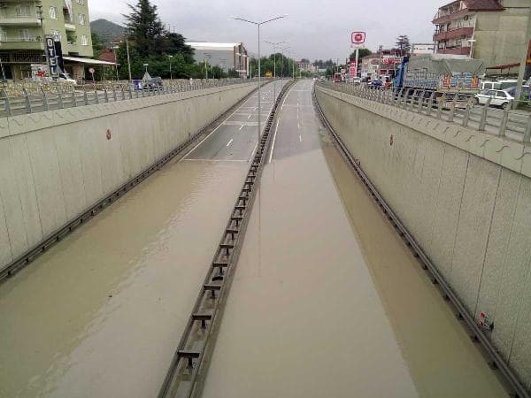 Alt geçit suyla doldu, karayolunda ulaşım durdu