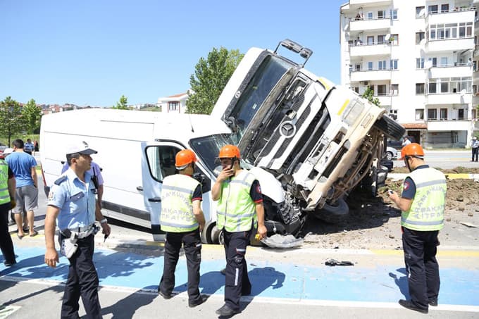 TIR, hafif ticari araca çarptı: 3 yaralı 