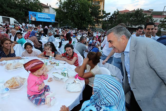 Huzur sofraları Pamukova'da kuruldu