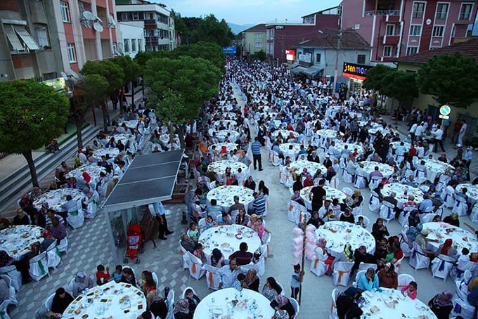 Huzur sofraları Pamukova'da kuruldu