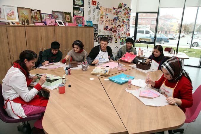 Öğrencilerin çalışmaları Dar Sokak'ta görücüye çıkıyor