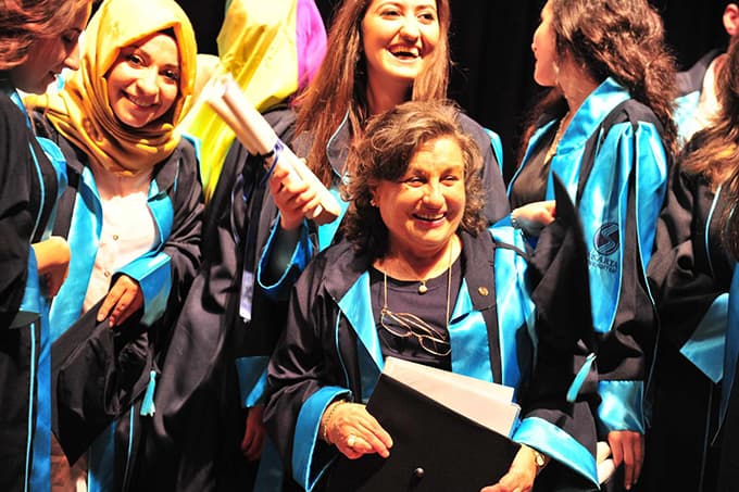Emekli öğretmen 72 yaşında yeniden mezun oldu