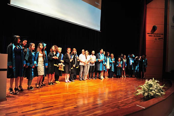 Emekli öğretmen 72 yaşında yeniden mezun oldu