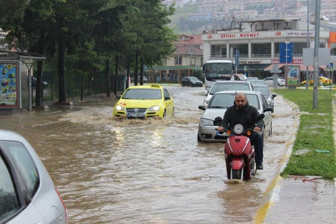 Serdivan'da yollar sular altında kaldı
