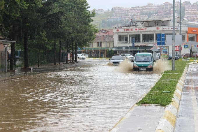 Serdivan'da yollar sular altında kaldı