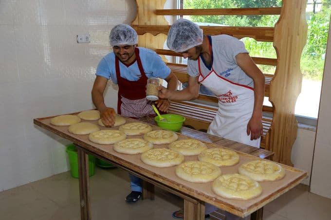 Kemençe eşliğinde Ramazan pidesi yapıyorlar