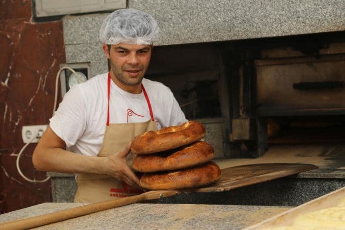 Kemençe eşliğinde Ramazan pidesi yapıyorlar