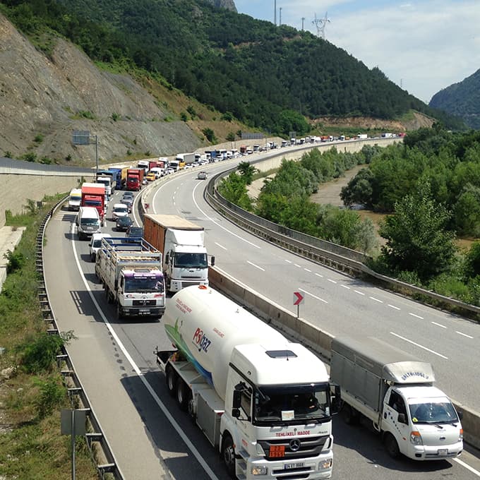 Kilometrelerce araç kuyruğu oluştu